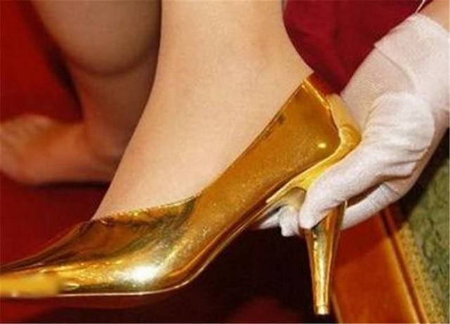 這些黃金制品你們見過嗎?竟有黃金的馬桶和黃金胸罩,你會(huì)用嗎?